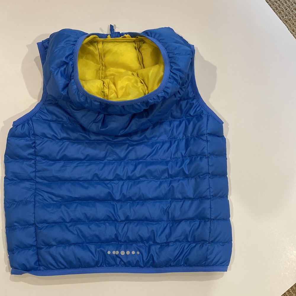 UNIQLO KIDS NWT PUFFER VEST BLUE WITH YELLOW INSIDE SIZE 3/4 UNISEX - Picture 9 of 11